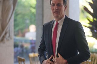 Ειδικός απεσταλμένος για την ειρήνη και τη... μάσα